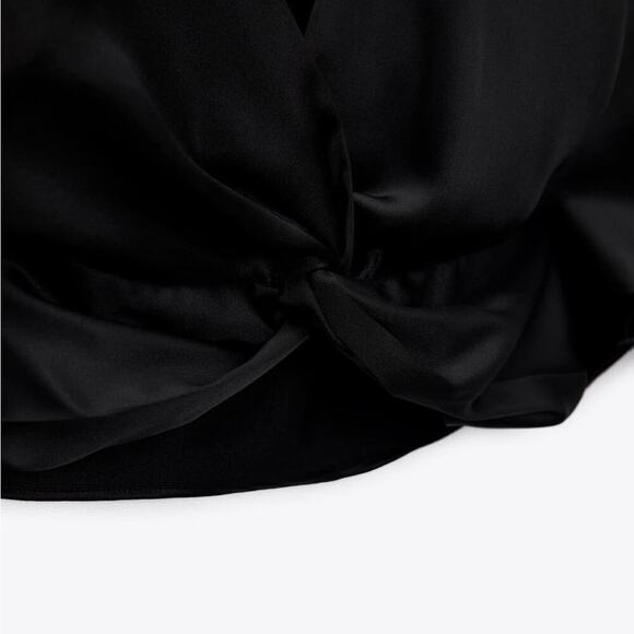 Zara Black KNOTTED CROPPED TOP
V-neck top with knot and short sleeve - Picture 10 of 10